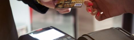 Person bruger penge fra betalingskort